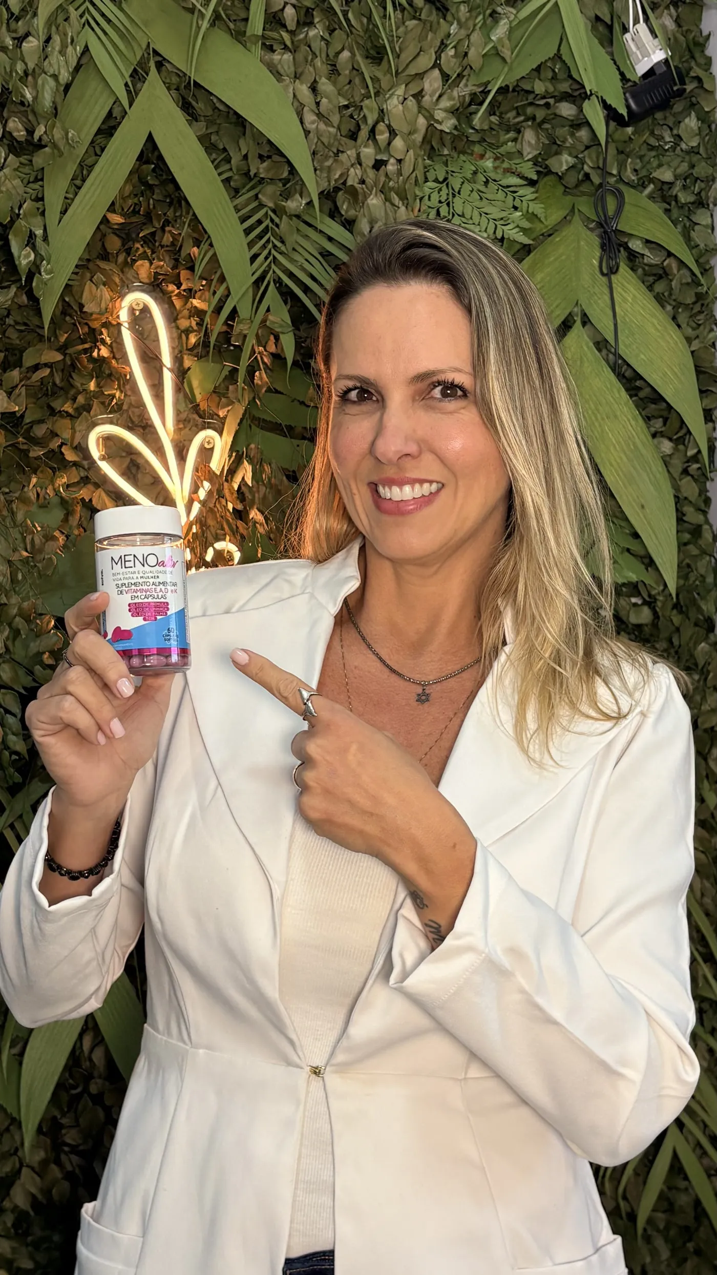 Dra. Débora PH com o Meno Aliv