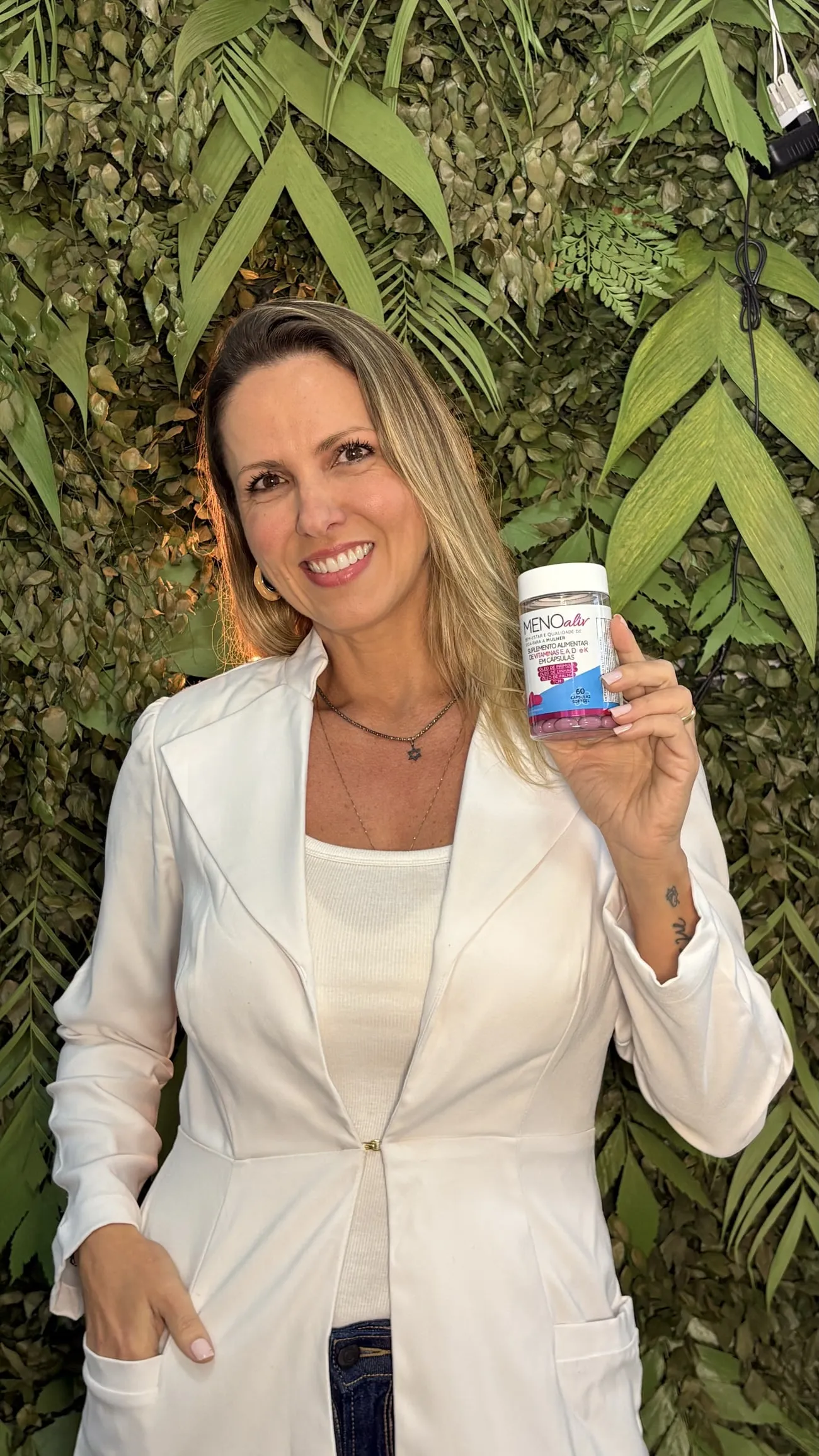 Dra. Débora PH segurando o Meno Aliv