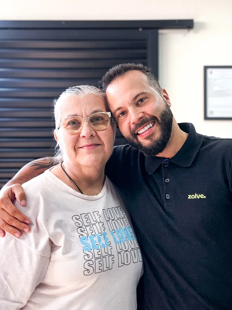 Leonardo abraçando a mãe e os dois sorrindo