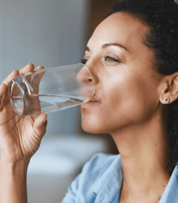 Mulher tomando um copo de água